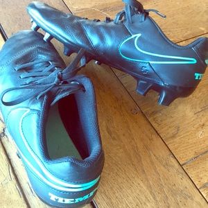 Nike cleats tiempos